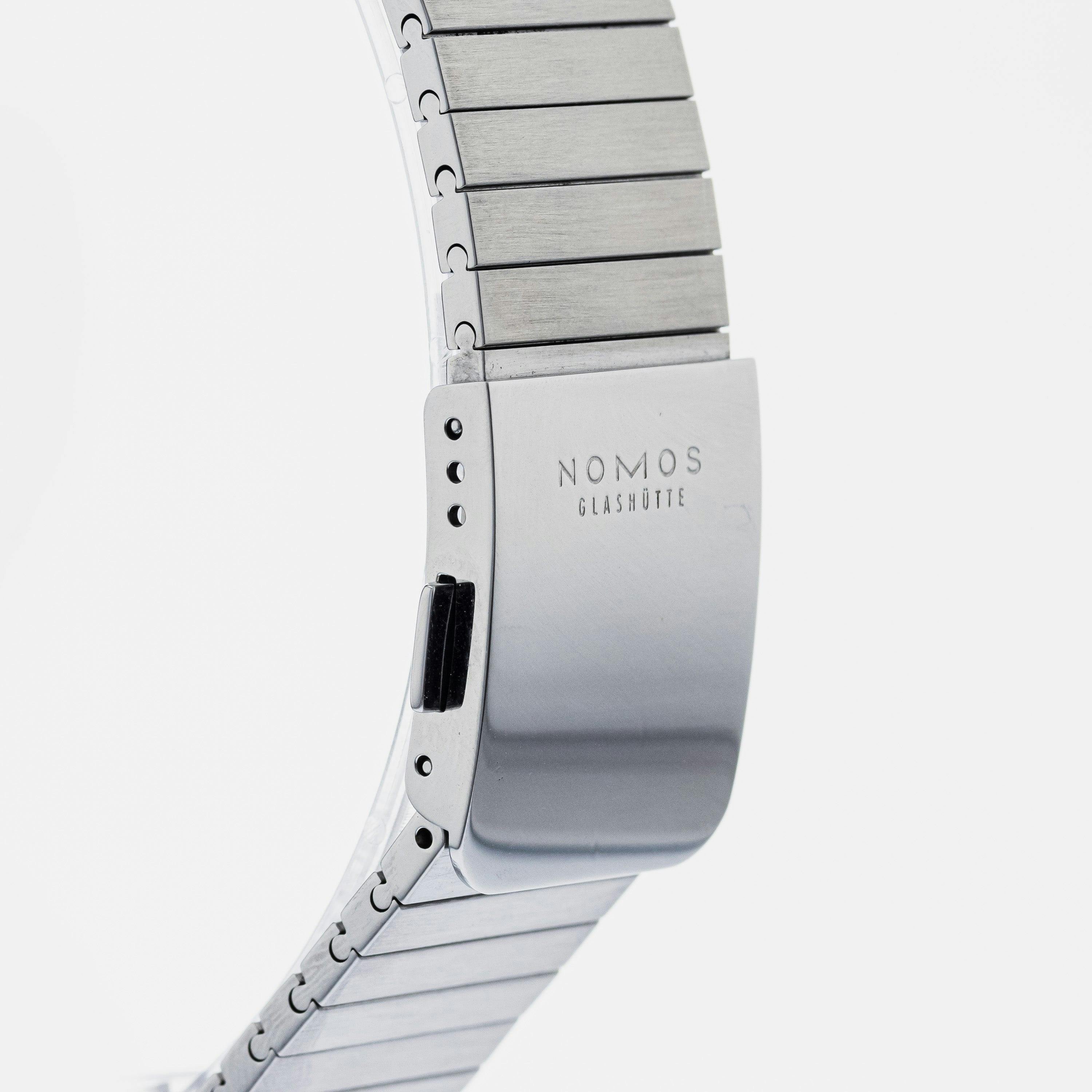 Nomos Ahoi Neomatik 560 – HODINKEE Shop