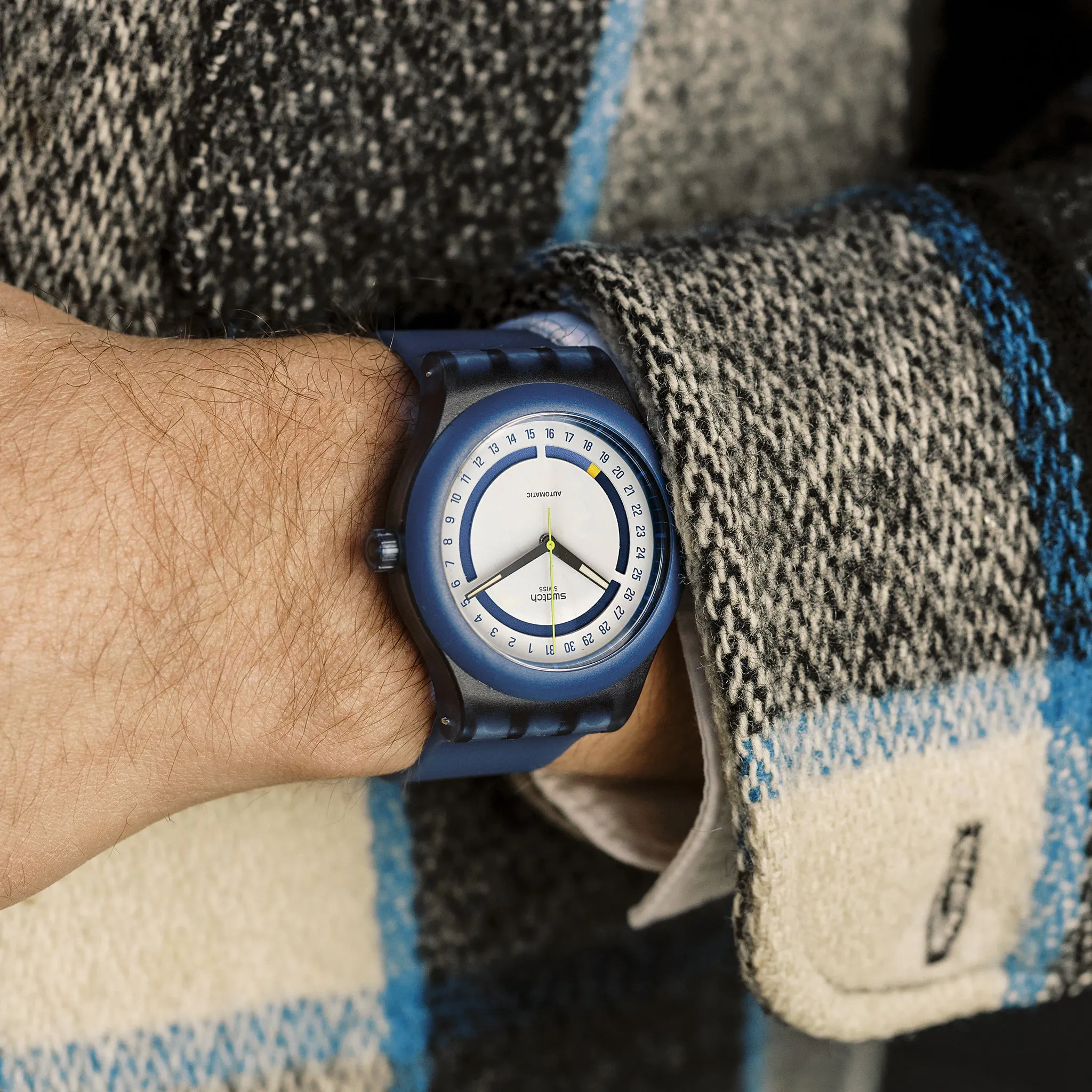 SISTEM51 HODINKEE STOPLIGHT NEON REMIX – HODINKEE Shop